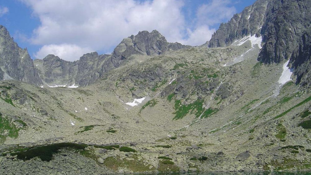 Batizovský štít Vysoké Tatry 1 Autor: Kristo Zdroj: https://sk.wikipedia.org/wiki/Batizovsk%C3%BD_%C5%A1t%C3%ADt#/media/S%C3%BAbor:Popradsky_Ladovy_stit_over_Batizovske_pleso.jpg