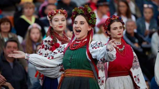 Folklórny festival Východná Zdroj: http://www.festivalvychodna.sk/2020/fotky/galeria/ Folklórny festival Východná Zdroj: http://www.festivalvychodna.sk/2020/fotky/galeria/