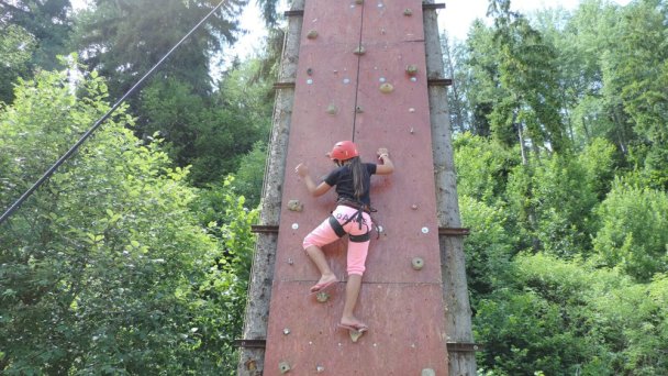 Zábavný park Liptov - Lezecká stena Zdroj: https://zabavnyparkliptov.sk/wp-content/uploads/2018/07/DSCN5749.jpg