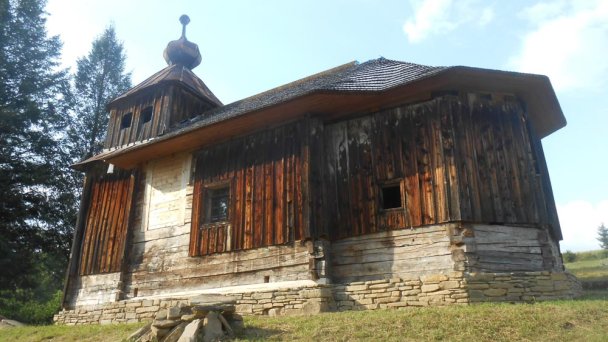Drevený chrám Nanebovstúpenia Pána Šmigovec 3 Autor: Fenos Zdroj: https://sk.wikipedia.org/wiki/%C5%A0migovec#/media/S%C3%BAbor:Wooden_church_Smigovec.jpg