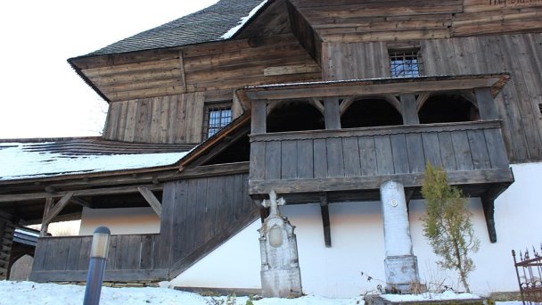 Areál kostola Autor: hrusmar Zdroj: https://upload.wikimedia.org/wikipedia/commons/thumb/f/fe/Poh%C4%BEad_na_vn%C3%BAtorn%C3%BD_are%C3%A1l.JPG/800px-Poh%C4%BEad_na_vn%C3%BAtorn%C3%BD_are%C3%A1l.JPG