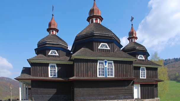 Kostol Ochrany Presvätej Bohorodičky Nižný Komárnik Autor: Henryk Bielamowicz Zdroj: https://upload.wikimedia.org/wikipedia/commons/4/42/Ni%C5%BEn%C3%BD_Kom%C3%A1rnik%2C_cerkiew_Opieki_Bogurodzicy_%28HB1%29.jpg Kostol Ochrany Presvätej Bohorodičky Nižný Komárnik Autor: Henryk Bielamowicz Zdroj: https://upload.wikimedia.org/wikipedia/commons/4/42/Ni%C5%BEn%C3%BD_Kom%C3%A1rnik%2C_cerkiew_Opieki_Bogurodzicy_%28HB1%29.jpg