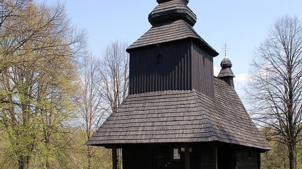 Chrám Prenesenia ostatkov sv. Mikuláša – biskupa Ruská Bystrá - západný pohľad Autor: Henryk Bielamowicz Zdroj: https://upload.wikimedia.org/wikipedia/commons/thumb/4/42/Rusk%C3%A1_Bystr%C3%A1%2C_cerkiew%2C_widok_od_strony_zachodniej.jpg/800px-Rusk%C3%A1_Bystr%C3%A1%2C_cerkiew%2C_widok_od_strony_zachodniej.jpg