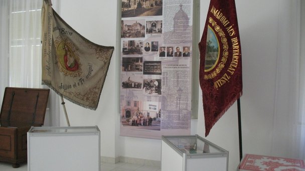 Podunajské múzeum Autor: Taz666 Zdroj: https://upload.wikimedia.org/wikipedia/commons/c/cd/DMM_Komarom_-_125_%28zaszlok%29.JPG Podunajské múzeum Autor: Taz666 Zdroj: https://upload.wikimedia.org/wikipedia/commons/c/cd/DMM_Komarom_-_125_%28zaszlok%29.JPG