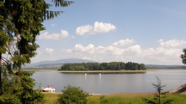Slanický ostrov Autor: Oravská galéria v Dolnom Kubíne Zdroj: https://upload.wikimedia.org/wikipedia/commons/2/20/Slanick%C3%BD_ostrov_umenia%2C_Oravsk%C3%A1_priehrada.jpg