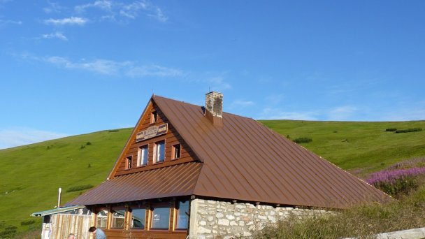 Útulňa Ďurková pod Chabencom Autor: Michal Klajban Zdroj: https://upload.wikimedia.org/wikipedia/commons/a/aa/N%C3%ADzk%C3%A9_Tatry%2C_%C3%BAtul%C5%88a_%C4%8Eurkov%C3%A1_%283%29.JPG