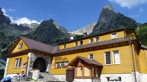 Chata pri Zelenom Plese Autor: Michal Klajban Zdroj: https://upload.wikimedia.org/wikipedia/commons/b/b4/Vysok%C3%A9_Tatry%2C_chata_pri_Zelenom_plese_%286%29.JPG Chata pri Zelenom Plese Autor: Michal Klajban Zdroj: https://upload.wikimedia.org/wikipedia/commons/b/b4/Vysok%C3%A9_Tatry%2C_chata_pri_Zelenom_plese_%286%29.JPG