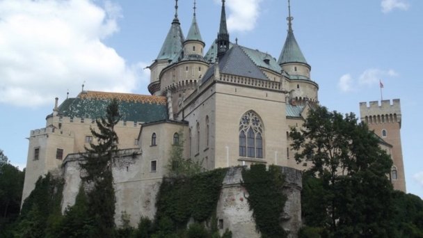 Bojnický zámok Autor: hrady a zámky na Slovensku.sk Zdroj: https://www.hrady-zamky.sk/obrazky/bojnicky-zamok/bojnicky-zamok19.jpg