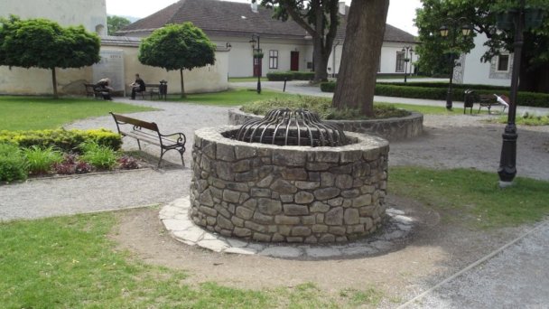 Bytčiansky zámok Autor: hrady-zamky.sk Zdroj: https://www.hrady-zamky.sk/obrazky/bytciansky-zamok/bytciansky-zamok13.jpg Bytčiansky zámok Autor: hrady-zamky.sk Zdroj: https://www.hrady-zamky.sk/obrazky/bytciansky-zamok/bytciansky-zamok13.jpg
