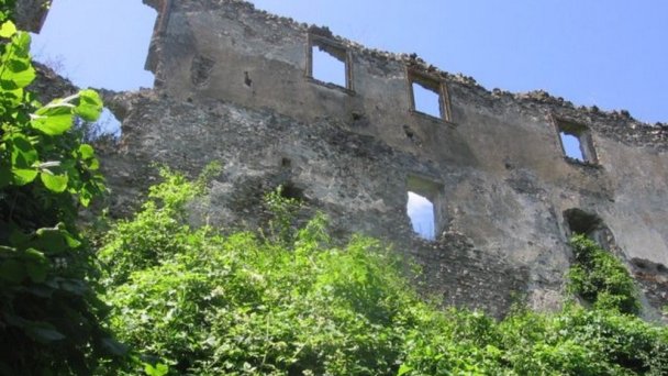 Zadná stena hradu Autor: hrady-zamky.sk Zdroj: https://www.hrady-zamky.sk/cabrad/#history-8 Zadná stena hradu Autor: hrady-zamky.sk Zdroj: https://www.hrady-zamky.sk/cabrad/#history-8