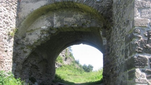 Vstupná brána Autor: hrady-zamky.sk Zdroj: https://www.hrady-zamky.sk/cabrad/#history-5 Vstupná brána Autor: hrady-zamky.sk Zdroj: https://www.hrady-zamky.sk/cabrad/#history-5
