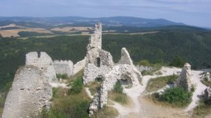 Čachtický hrad Autor: hrady-zamky.sk Zdroj: https://www.hrady-zamky.sk/obrazky/cachtice/cachtice3.jpg