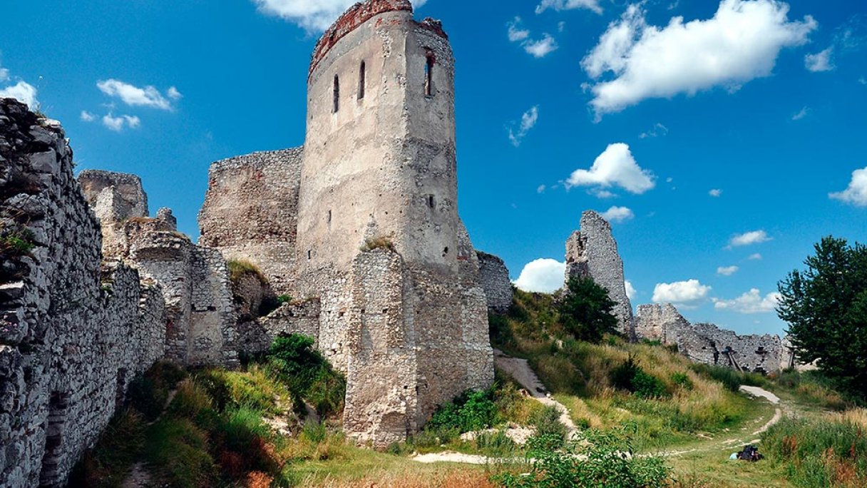 Čachtický hrad 1 Zdroj: https://sk.wikipedia.org/wiki/%C4%8Cachtick%C3%BD_hrad