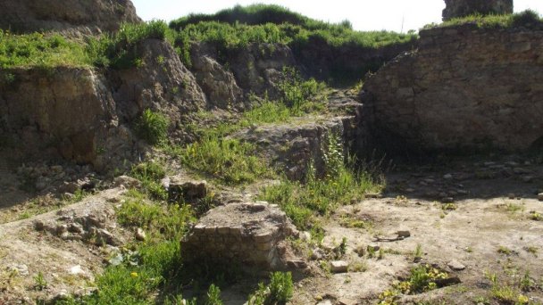 Hrad Čeklís Autor: J.Stefanek Zdroj: https://www.hrady-zamky.sk/ceklis/#history-6 Hrad Čeklís Autor: J.Stefanek Zdroj: https://www.hrady-zamky.sk/ceklis/#history-6