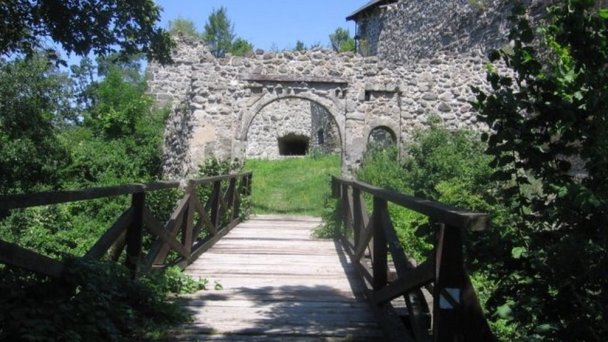 Vstupný most Autor: hrady-zamky.sk Zdroj: https://www.hrady-zamky.sk/cabrad/#history-4 Vstupný most Autor: hrady-zamky.sk Zdroj: https://www.hrady-zamky.sk/cabrad/#history-4