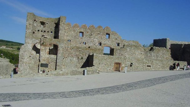 Hrad Devín, Bratislava 3 Zdroj: https://sk.wikipedia.org/wiki/Dev%C3%ADnsky_hrad