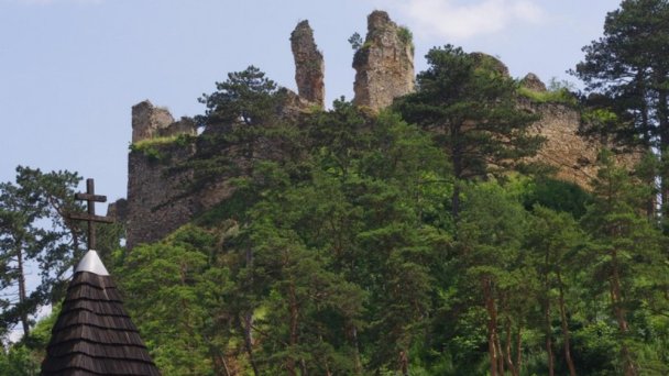 Hrad Divin 4 Autor: hrady-zamky.sk Zdroj: https://www.hrady-zamky.sk/divin/