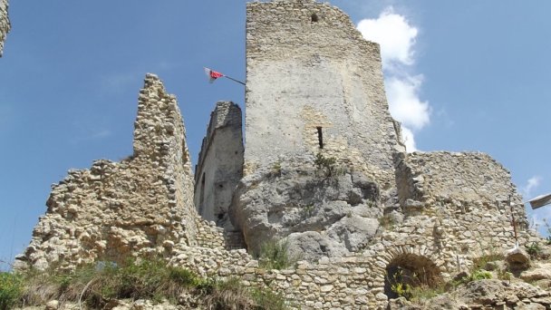 Hrad Lietava Autor: hrady-zamky.sk Zdroj: https://www.hrady-zamky.sk/obrazky/lietava/lietava10.jpg