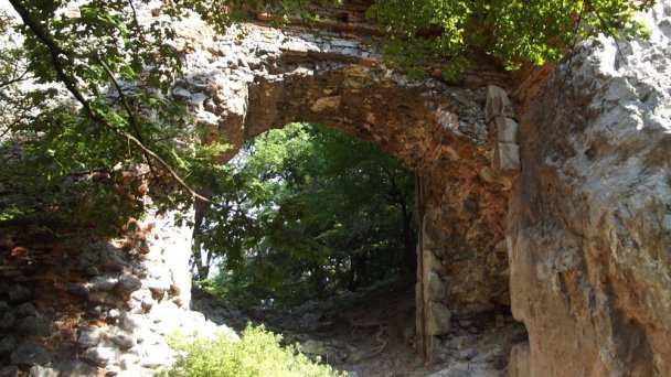 Pajštúnsky hrad Autor: hrady-zamky.sk Zdroj: https://www.hrady-zamky.sk/obrazky/pajstun/pajstun6.jpg Pajštúnsky hrad Autor: hrady-zamky.sk Zdroj: https://www.hrady-zamky.sk/obrazky/pajstun/pajstun6.jpg