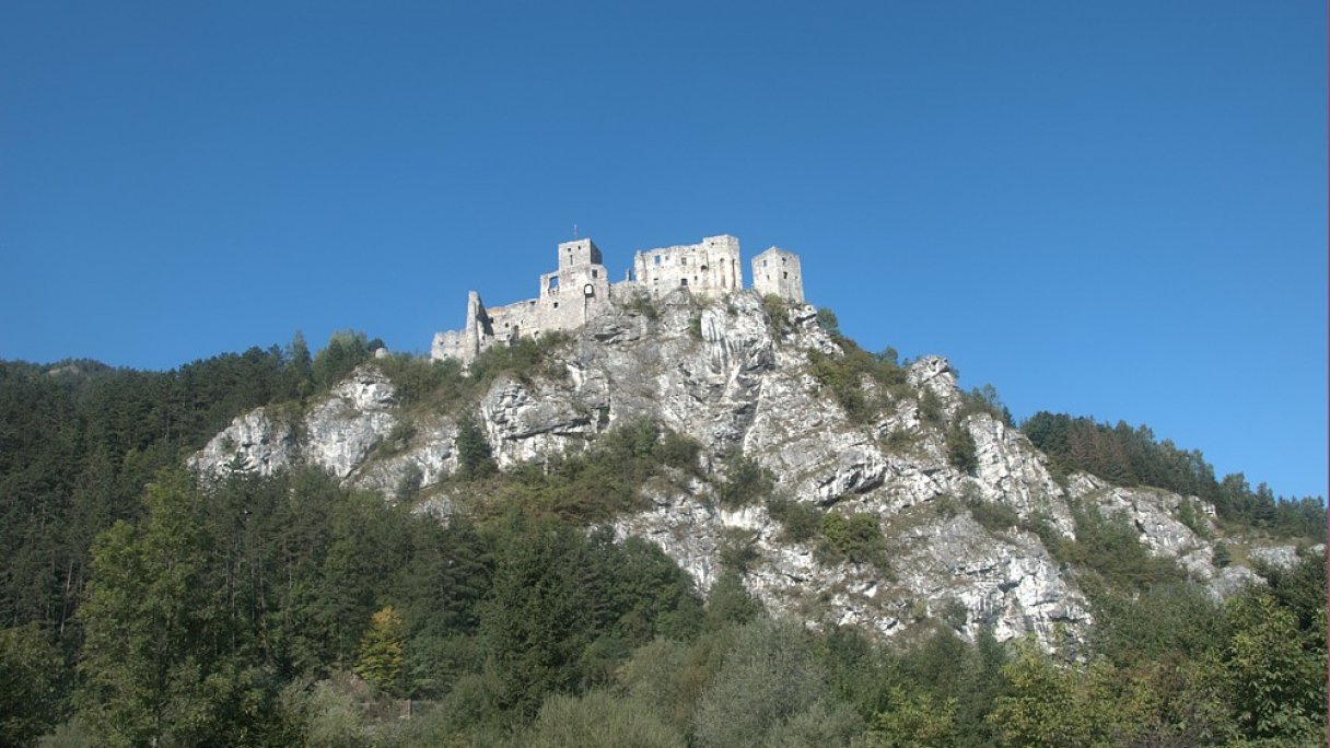 Hrad Strečno Autor: Schliemann Zdroj: https://upload.wikimedia.org/wikipedia/commons/3/3b/Stre%C4%8Dno_castle_Slovakia_Frontlook.jpg