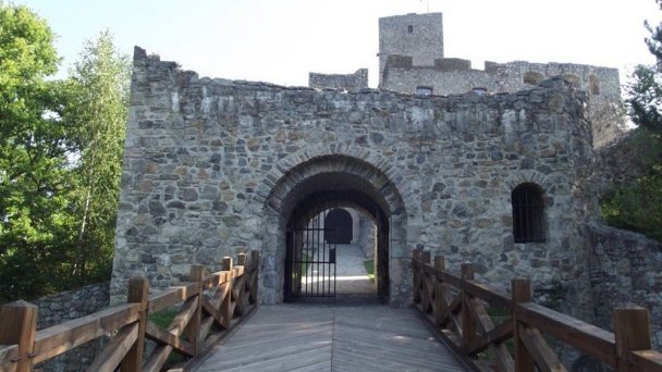 Hrad Strečno Autor: hrady-zamky.sk Zdroj: https://www.hrady-zamky.sk/obrazky/strecno/strecno3.jpg