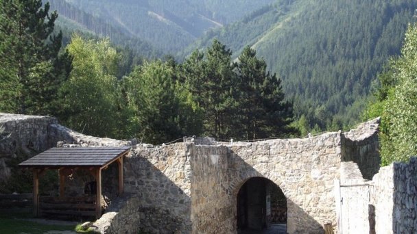 Hrad Strečno Autor: hrady-zamky.sk Zdroj: https://www.hrady-zamky.sk/obrazky/strecno/strecno5.jpg