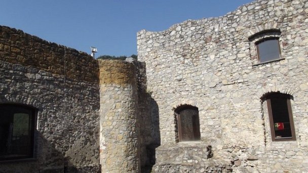 Hrad Strečno Autor: hrady-zamky.sk Zdroj: https://www.hrady-zamky.sk/obrazky/strecno/strecno8.jpg