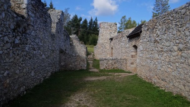 Kostol sv. Jana Krstiteľa a sv. Margity pohľad od oltára do lode Autor: Jerzy Opioła Zdroj: https://sk.wikipedia.org/wiki/Kl%C3%A1%C5%A1torisko#/media/S%C3%BAbor:Kl%C3%A1%C5%A1torisko_SR1.jpg