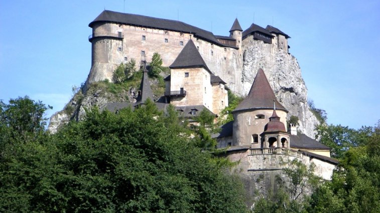 Oravský hrad Autor: Wojsyl Zdroj: https://upload.wikimedia.org/wikipedia/commons/thumb/9/94/Slovakia_Oravsky_Podzamok.jpg/800px-Slovakia_Oravsky_Podzamok.jpg