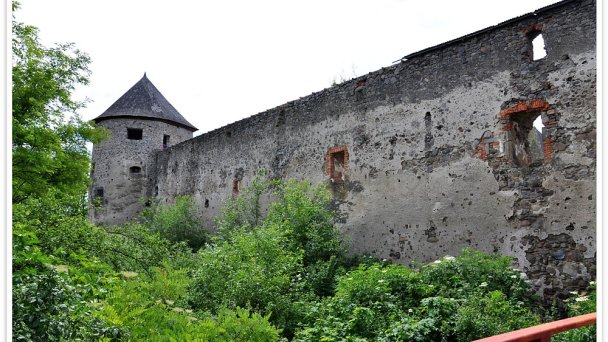 Pevnosť Bzovík Autor: János Korom Dr. Zdroj: https://www.flickr.com/photos/korom/3651477898/sizes/l/ Pevnosť Bzovík Autor: János Korom Dr. Zdroj: https://www.flickr.com/photos/korom/3651477898/sizes/l/