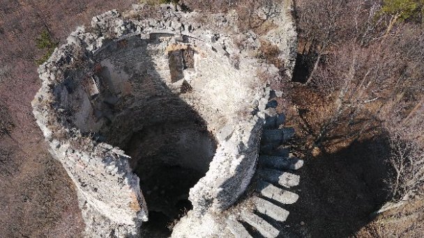 Hrad Slanec - veža Zdroj: http://www.hradslanec.sk/wp-content/gallery/public/slanec-veza1.jpg