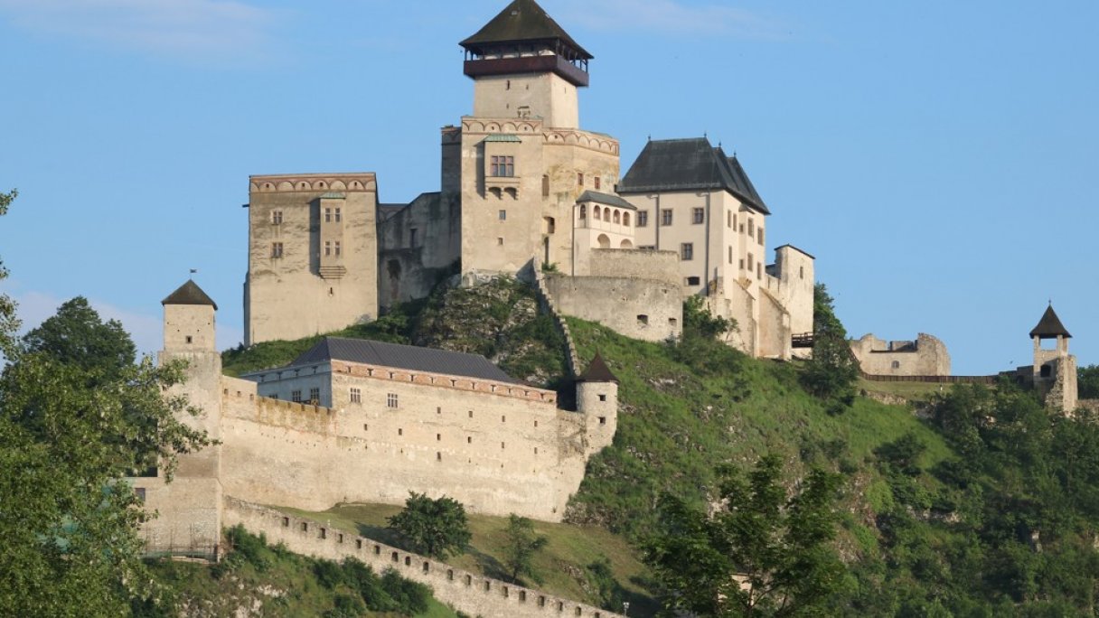 Trenčiansky hrad Autor: Ingo Mehling Zdroj: https://upload.wikimedia.org/wikipedia/commons/thumb/d/d3/Trencin_Castle_030.jpg/800px-Trencin_Castle_030.jpg