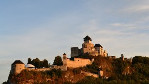 Trenčiansky hrad Autor: Zuzana Chuda, hrady-zamky.sk Zdroj: https://www.hrady-zamky.sk/obrazky/trencin/uzi1.jpg
