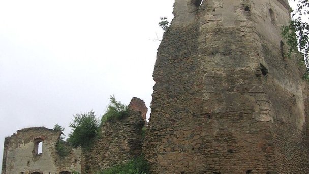 Hrad Zborov Autor: Pelex Zdroj: https://upload.wikimedia.org/wikipedia/commons/thumb/b/be/Veza_Zborovskeho_hradu.jpg/800px-Veza_Zborovskeho_hradu.jpg