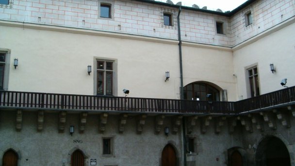 Nádvorie s hradnou studňou Autor: User: (WT-shared) Strapontin Zdroj: https://upload.wikimedia.org/wikipedia/commons/thumb/f/fe/Zvolen_Castle_court.jpg/800px-Zvolen_Castle_court.jpg