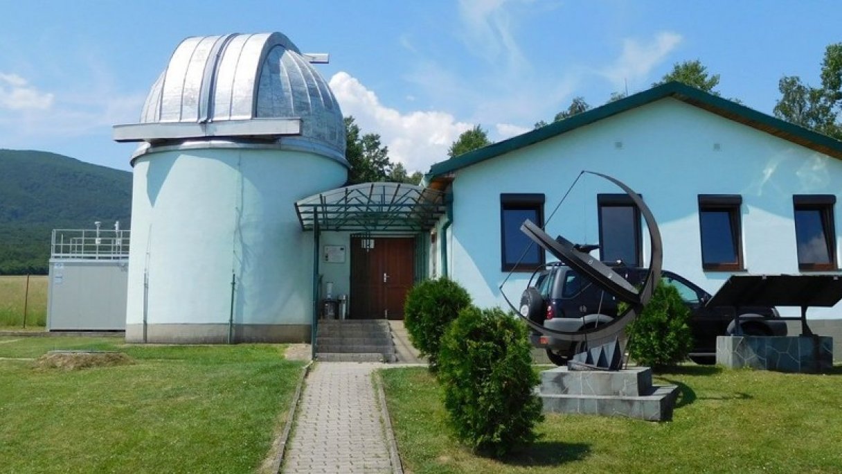 Astronomické observatórium na Kolonickom sedle Zdroj: http://www.astrokolonica.sk/wp-content/uploads/2018/08/hl-budova.jpg