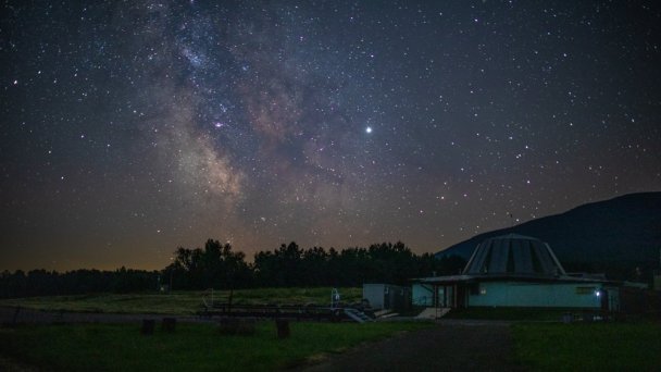 Astronomické observatórium na Kolonickom sedle Autor: Photographer Barbara Zdroj: https://scontent-vie1-1.xx.fbcdn.net/v/t1.0-0/p640x640/65418016_2136983686399329_4430177054071193600_o.jpg?_nc_cat=111&_nc_sid=e007fa&_nc_oc=AQnuQ4SBX7MY3z6QRRod0hr-k-MnV6XMwnfLczEAkuoFWGk_13CigUE4R6RV0iH0KDQ&_nc_ht=scontent-vie1-1.xx&_nc_tp=6&oh=4ec26632640fb67dfd43cfe885c13ce8&oe=5ECEDE72
