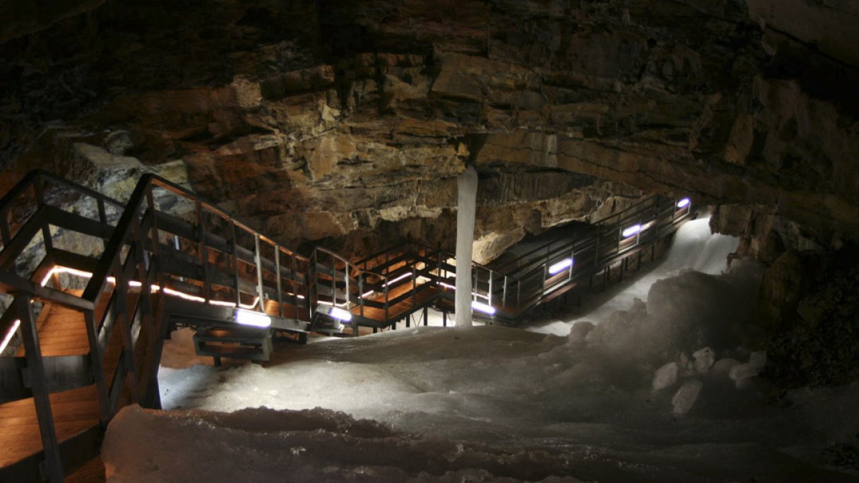 Demänovská ľadová jaskyňa 1 Autor: jojo Zdroj: https://slovenskycestovatel.sk/item/demanovska-ladova-jaskyna