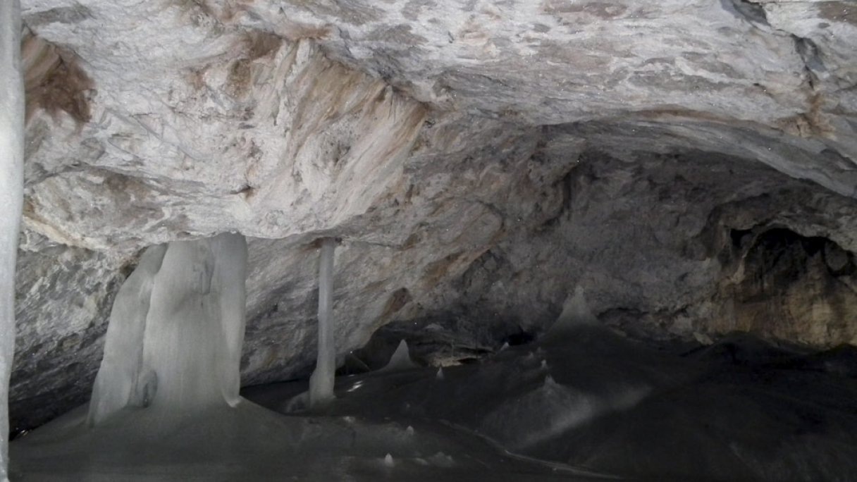 Dobšinská ľadová jaskyňa 1 Autor: Dariusz Wózniak Zdroj: https://slovenskycestovatel.sk/item/dobsinska-ladova-jaskyna