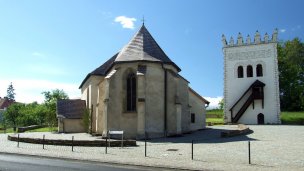 Kostol a zvonica nedaleko Kaštieľa v Strážkach Zdroj: wikipedia.org/wiki/Kaštieľ_v_Strážkach