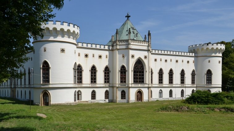 Kaštieľ vo Veľkých Uherciach Autor: Pudelek Zdroj: https://sk.wikipedia.org/wiki/Ve%C4%BEk%C3%A9_Uherce#/media/S%C3%BAbor:Ve%C4%BEk%C3%A9_Uherce_(Nagyugr%C3%B3c)_-_Thonetovsk%C3%BD_ka%C5%A1tie%C4%BE.JPG