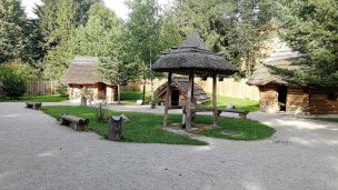 Stredoveká dedina Paseka 5 Zdroj: https://slovenskycestovatel.sk/item/stredoveka-dedina-paseka