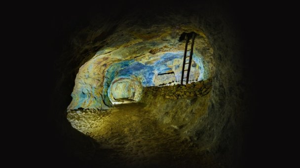 Opálové bane Zdroj: https://www.slovenskeopalovebane.sk/wp-content/uploads/2020/02/opal_slider_1920_9009.jpg