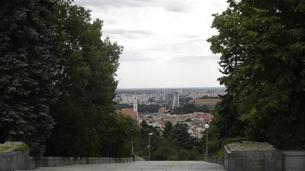 Slavín 2 Autor: Bratislavcan85 Zdroj: https://upload.wikimedia.org/wikipedia/commons/thumb/4/4a/Slav%C3%ADn_Bratislava_2.JPG/800px-Slav%C3%ADn_Bratislava_2.JPG