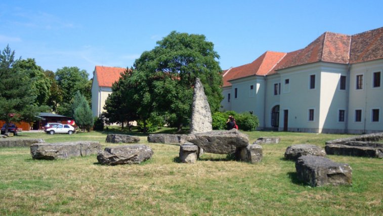 Slovenský Stonehenge Holíčske megality 1 Zdroj: https://sk.wikipedia.org/wiki/Hol%C3%AD%C4%8D_(pravek%C3%BD_kultov%C3%BD_objekt)