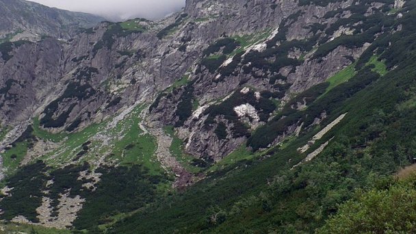 Zelené pleso v pozadí Jastrabia veža Autor: Krzysztof Dudzik (User:ToSter) Zdroj: https://upload.wikimedia.org/wikipedia/commons/thumb/d/d5/Dolina_Kiezmarska%2C_Zielony_Staw_i_Jastrzebia_Turnia.jpg/800px-Dolina_Kiezmarska%2C_Zielony_Staw_i_Jastrzebia_Turnia.jpg
