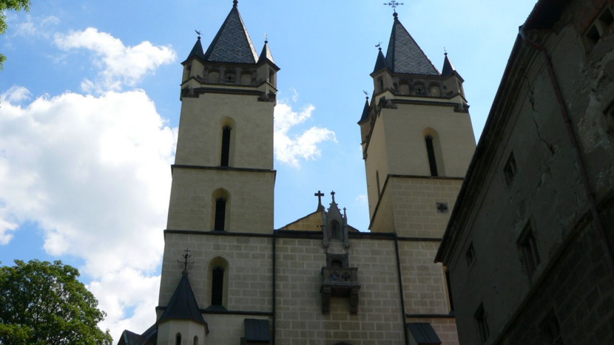 Benediktínsky kláštor Hronský Beňadik - pútnické miesto 1 Zdroj: https://sk.wikipedia.org/wiki/Kl%C3%A1%C5%A1tor_Hronsk%C3%BD_Be%C5%88adik