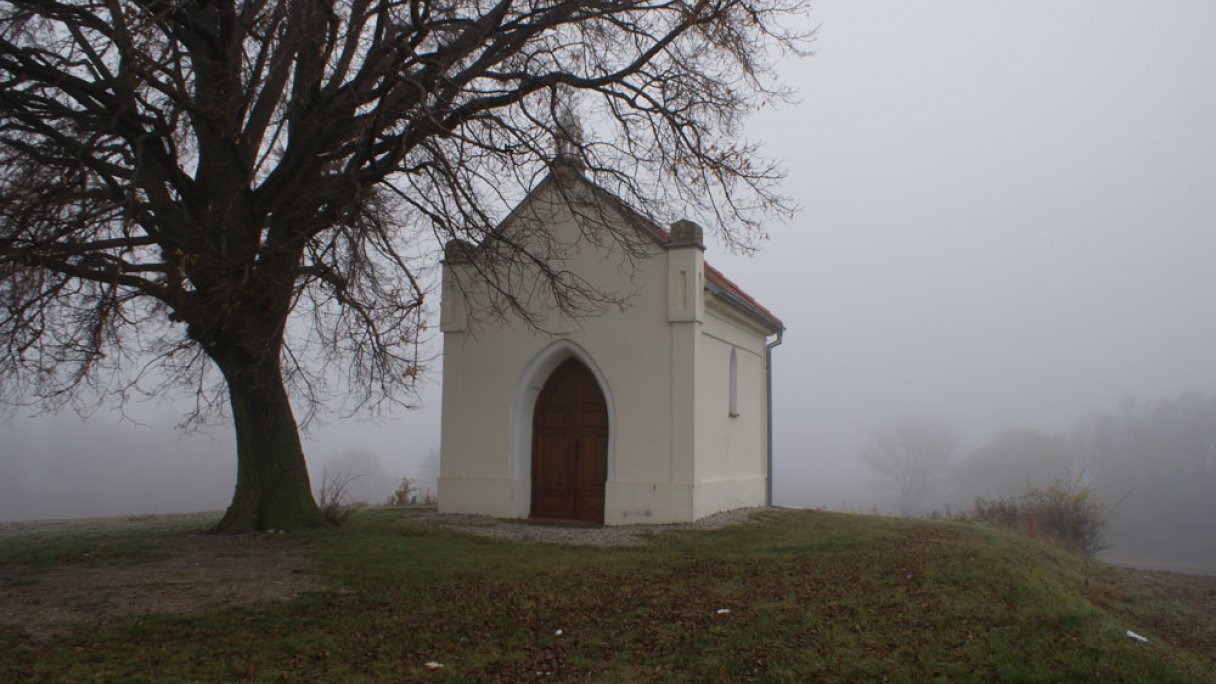 Kaplnka sv. Rozálie Štefanová  - pútnické miesto 1 Zdroj: https://sk.wikipedia.org/wiki/%C5%A0tefanov%C3%A1_(okres_Pezinok)
