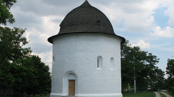 Rotunda Dvanástich apoštolov Autor: Taz666 Zdroj: https://upload.wikimedia.org/wikipedia/commons/d/d1/B%C3%A9ny_rotunda_1.JPG