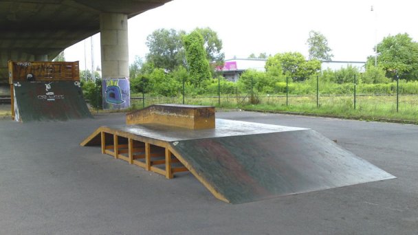 Skatepark Lučenec 2 Autor: Tomáš Kvak Zdroj: http://www.boardlife.sk/sk/skateboard/skatepark/skatepark-lucenec Skatepark Lučenec 2 Autor: Tomáš Kvak Zdroj: http://www.boardlife.sk/sk/skateboard/skatepark/skatepark-lucenec